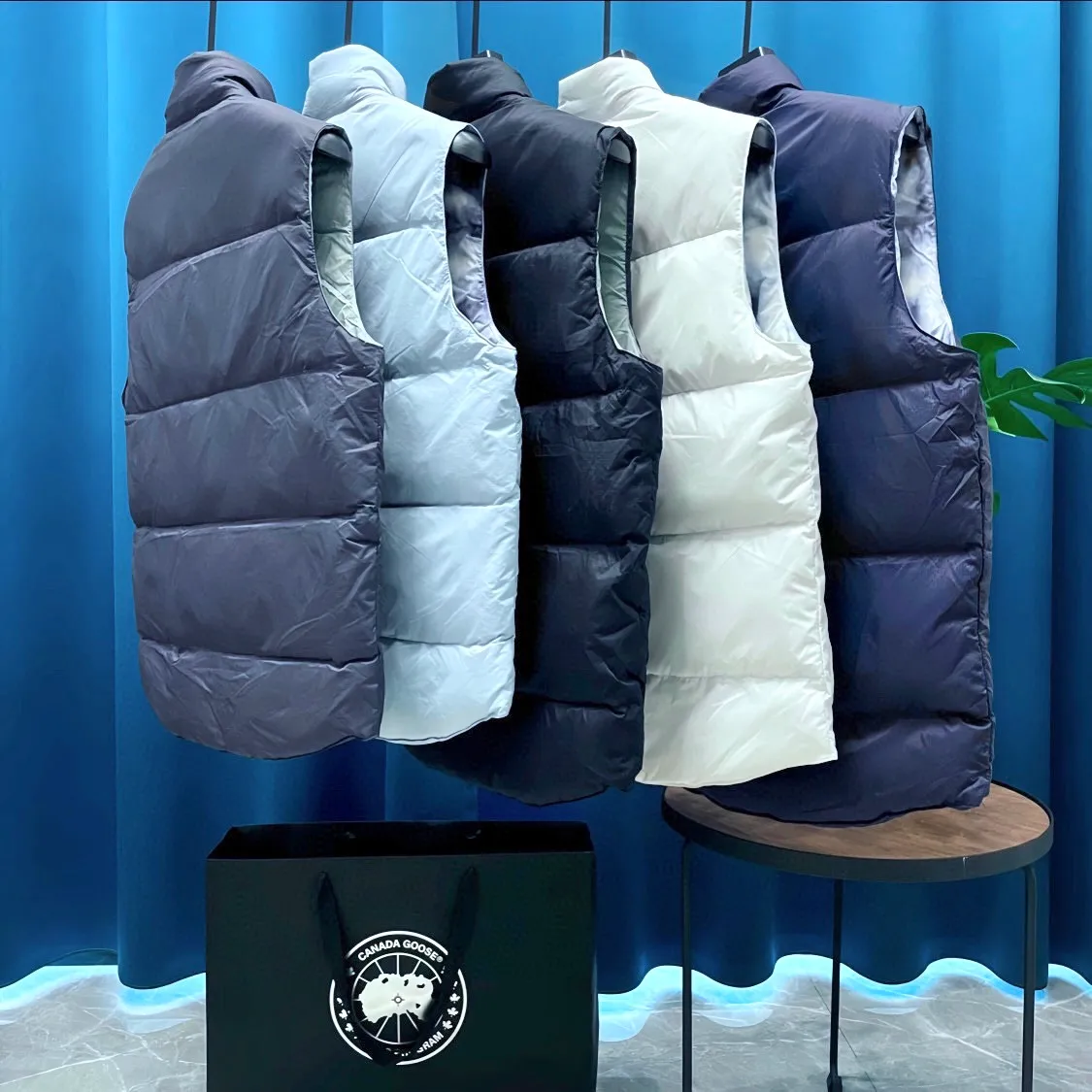 P440 Canadagoose ➡️ Canada 🦢 Glacier Series 💥 Down Vest, look good with it ❗️ Canada Goose’s new “Northern Lights Series” down vest Canada Goose’s new “Northern Lights” Northern Lights white label down vest is on sale! The light and layered colors give people the feeling of being trapped in the mist around icebergs and glaciers. It can be said to be very dreamy! Material list: 1⃣ Original custom-made double-flat 9500-100% nylon nylon material 2⃣ Original YKK zipper, non-auxiliary factory product 3⃣ National standard 80% white duck down, (zp uses 80% white duck down/everything boasting 90% is fake) Material analysis characteristics: 1⃣ Original factory/9500-100% nylon100% nylon Lurex yarn In fact, 100% nylon is rarely pure nowadays. Most of them are mixed with cotton or polyester. Our top-quality original version is developed in accordance with ZP and uses the same material. 2⃣ As we all know, the original version uses 80% white duck down. The fill power refers to the cubic inches of volume occupied by each ounce (30 grams) of down under certain conditions. If one ounce of down occupies 500 cubic inches, the fill power of the down is 500. So we can simply understand it as: fill power is the volume of down, and the volume of down is fill power. The higher the fill power of down, it means that under the same filling amount, down can fix a larger volume of air layer to keep warm and insulate, so the warmth retention of down is better. Size:XS-2XL